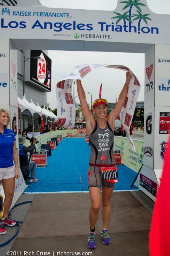 Lisa Norden vinner LA Triathlon tredje året på raken