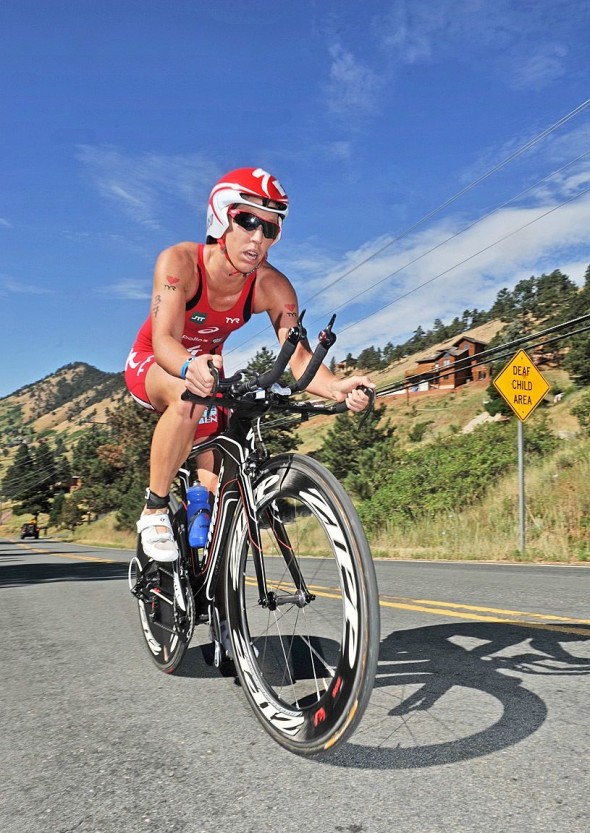 Lisa Norden på cykeln under Boulder Peak 5150 triathlon