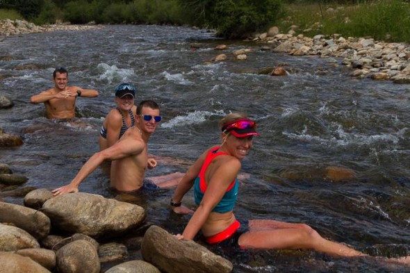 Lisa Norden, dan Hugo, Flora Duffy och Brad Weiss uppe i Boulder Creek efter ett långpass löpning